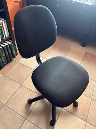 Silla de oficina giratoria negra