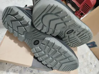 Zapatillas de seguridad negras y naranjas