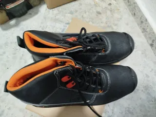 Zapatillas de seguridad negras y naranjas