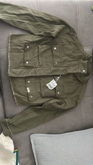 Chaqueta vaquera verde militar con bolsillos