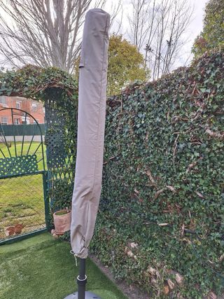 Sombrilla de terraza blanca con pie.