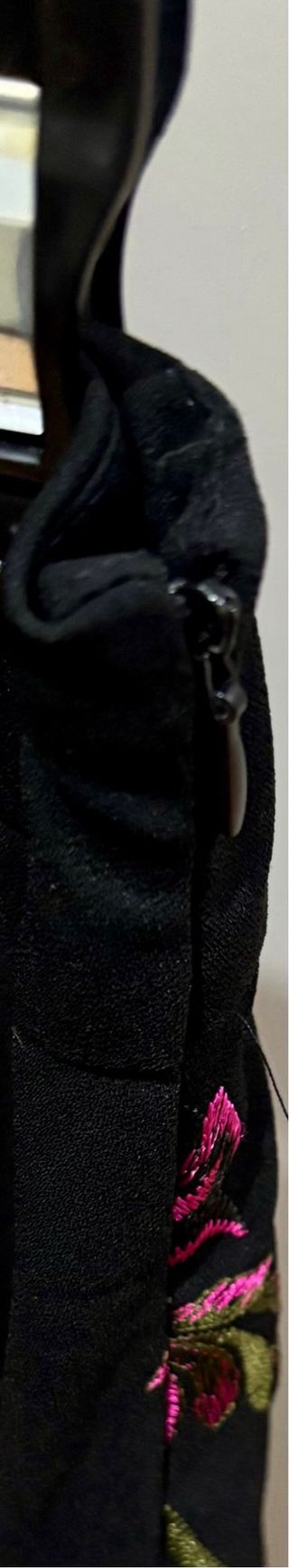 Pantalón negro con bordado floral rosa