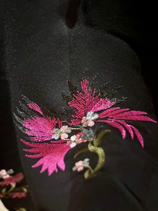 Pantalón negro con bordado floral rosa