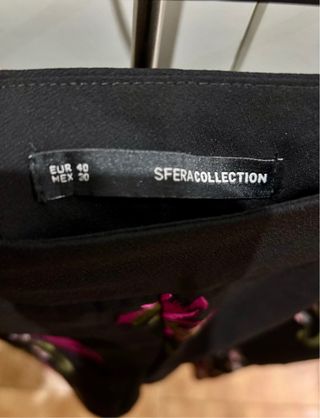 Pantalón negro con bordado floral rosa