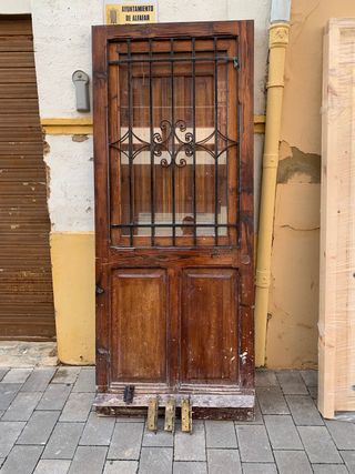 Puerta madera entrada con reja