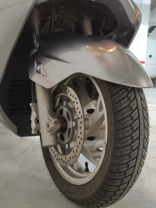 Suzuki Burgman 400 gris 2010 en muy buen estado.