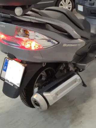 Suzuki Burgman 400 gris 2010 en muy buen estado.