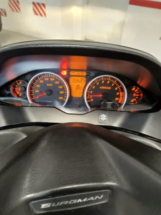 Suzuki Burgman 400 gris 2010 en muy buen estado.