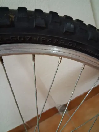 Bicicleta infantil azul y amarilla