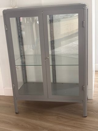 Vitrina Fabrikor gris metal y cristal