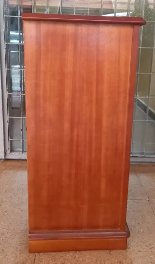 Mesita de noche de madera con cajón