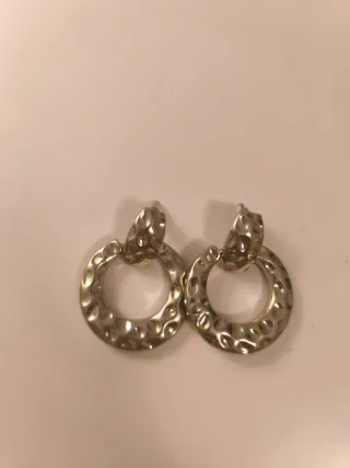 Pendientes color dorado con textura redonda