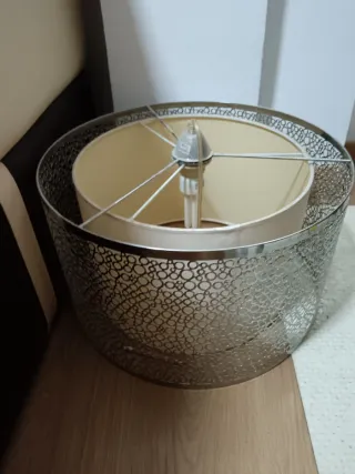 Lámpara de techo beige y plateada