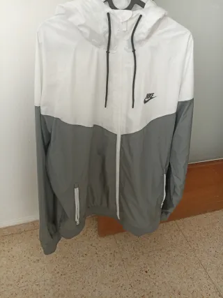 Chaqueta Nike gris y blanca