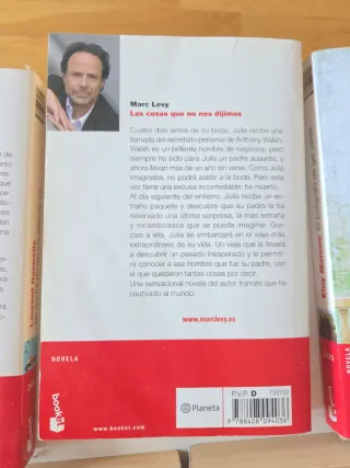 El bolígrafo de gel verde y otros libros en perfil