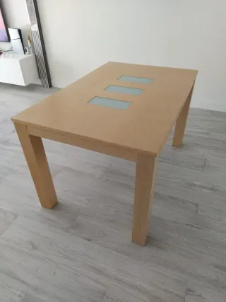 Mesa de comedor de madera