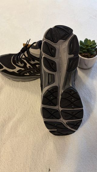 Zapatillas Asics Negras y Grises