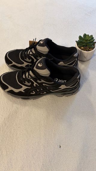 Zapatillas Asics Negras y Grises