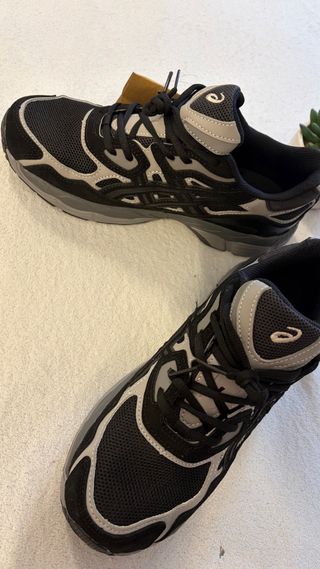 Zapatillas Asics Negras y Grises