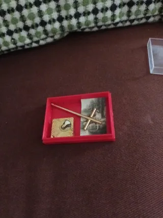 Pequeño crucifijo- imán dorado desmontable de  San