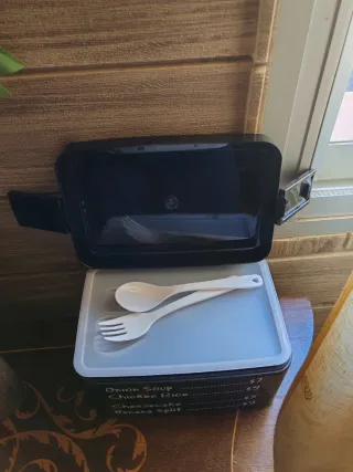 Fiambrera negra con asa