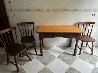 Mesa y 3 sillas de madera