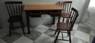 Mesa y 3 sillas de madera
