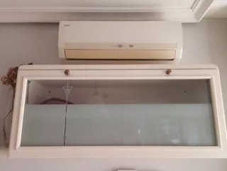 Mueble de salón blanco vitrina y estanterías