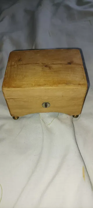 Cajita de música suiza de madera