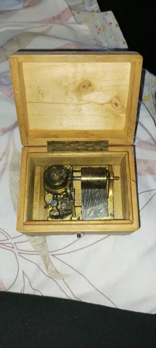Cajita de música suiza de madera