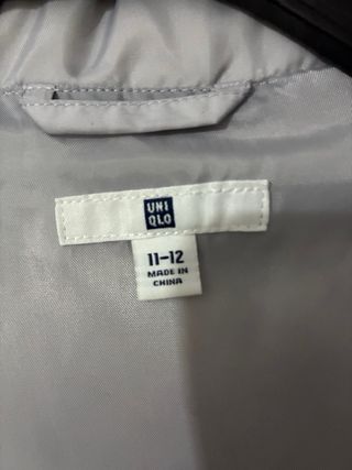 Abrigo acolchado Uniqlo niña gris claro