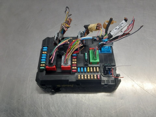 CAJA RELES / FUSIBLES PEUGEOT 2008 YH01 981985008