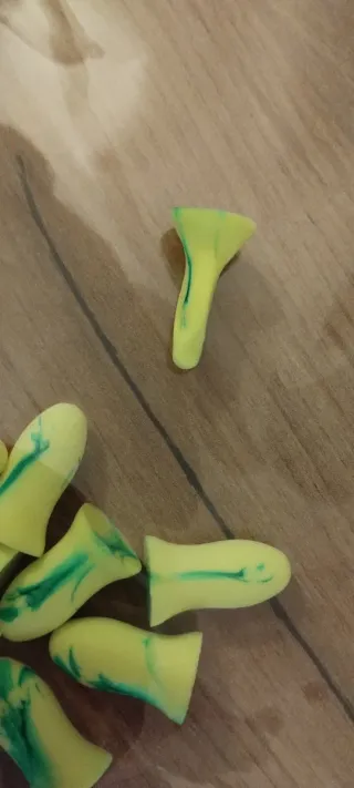 Tappi per orecchie gialli e verdi