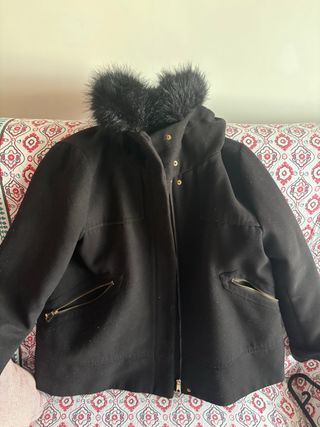 Abrigo Zara Negro con Capucha y Pelo