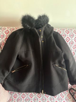 Abrigo Zara Negro con Capucha y Pelo