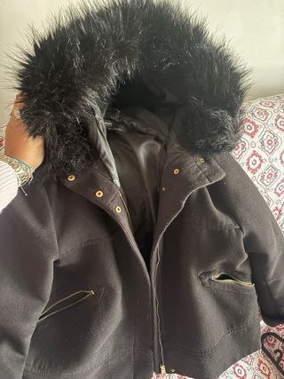 Abrigo Zara Negro con Capucha y Pelo
