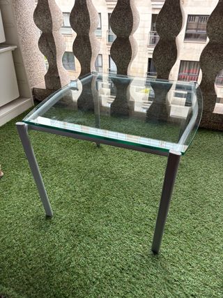 Mesa auxiliar cristal y metal gris