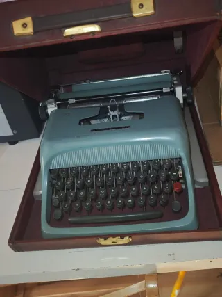 Máquina de escribir Olivetti Studio 44