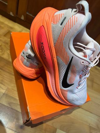 Nike Vomero 18 Naranja y Rosa