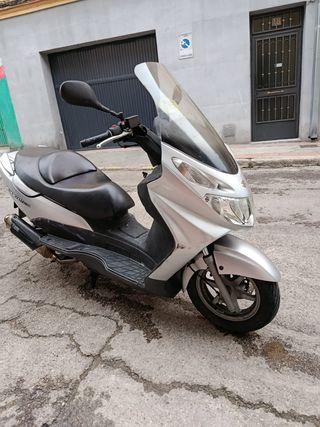 Suzuki Burgman Maxi Scooter Plata