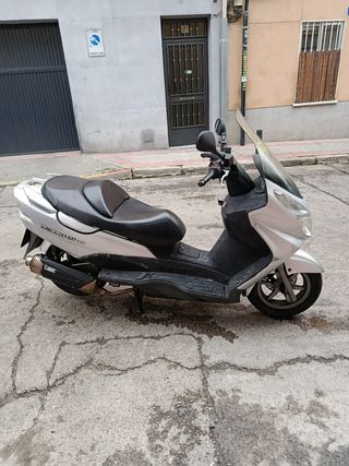 Suzuki Burgman Maxi Scooter Plata