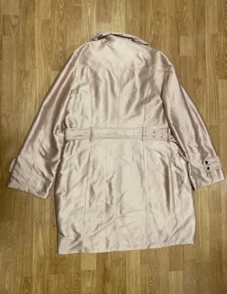 Abrigo tres cuartos beige satinado