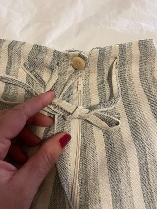 Pantalón fluido rayas beige y gris