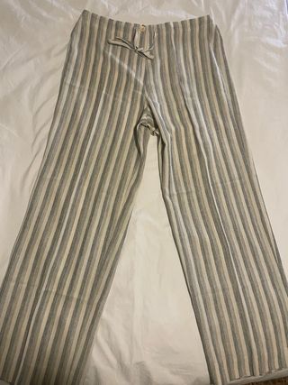 Pantalón fluido rayas beige y gris