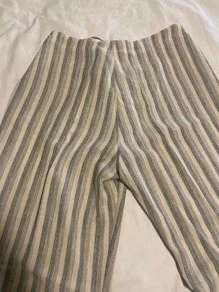 Pantalón fluido rayas beige y gris