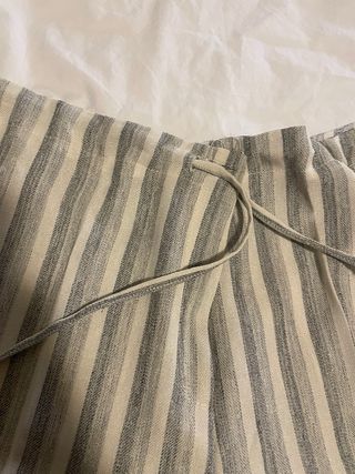 Pantalón fluido rayas beige y gris