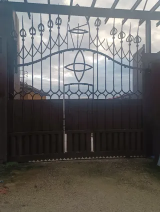 Parcela de 1700m con casa construida y piscina