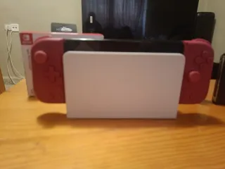 Nintendo Switch OLED blanco y joycon rojos nuevos