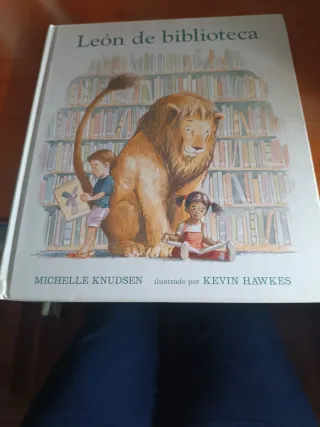 León de biblioteca