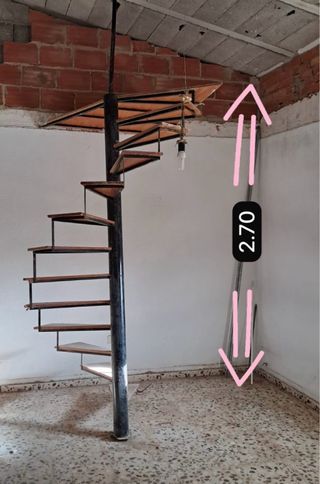 Escalera de caracol metálica y madera